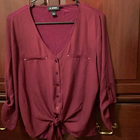 Very pretty professional top in a gorgeous burgundy color. - Picture 1 of 4